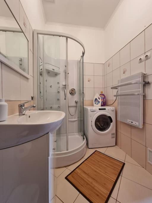 Vintage Apartman In City Center Miskolc Exterior foto